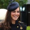 La princesse Catherine Middleton, sublime lors de la remise des distinctions pour le premier bataillon de la Irish Guards rentrée d'Afghanistan dans l'enceinte du musée militaire Victoria Barracks, Londres, le 25 juin 2011