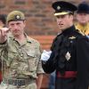 Le prince William aux côtés d'un soldat lors de la remise des distinctions pour le premier bataillon de la Irish Guards rentrée d'Afghanistan dans l'enceinte du musée militaire Victoria Barracks, Londres, le 25 juin 2011