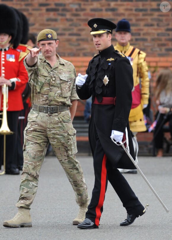 Le prince William aux côtés d'un soldat lors de la remise des distinctions pour le premier bataillon de la Irish Guards rentrée d'Afghanistan dans l'enceinte du musée militaire Victoria Barracks, Londres, le 25 juin 2011
