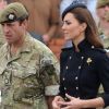 La princesse Catherine Middleton, sublime aux côtés d'un soldat lors de la remise des distinctions pour le premier bataillon de la Irish Guards rentrée d'Afghanistan dans l'enceinte du musée militaire Victoria Barracks, Londres, le 25 juin 2011