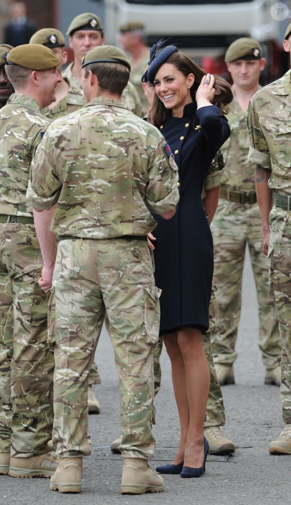 La duchesse de Cambridge Kate Middleton, très souriante aux côtés des soldats du 1er bataillon de la Irish Guards  dans l'enceinte du musée militaire Victoria Barracks le 25 juin 2011 à Londres 