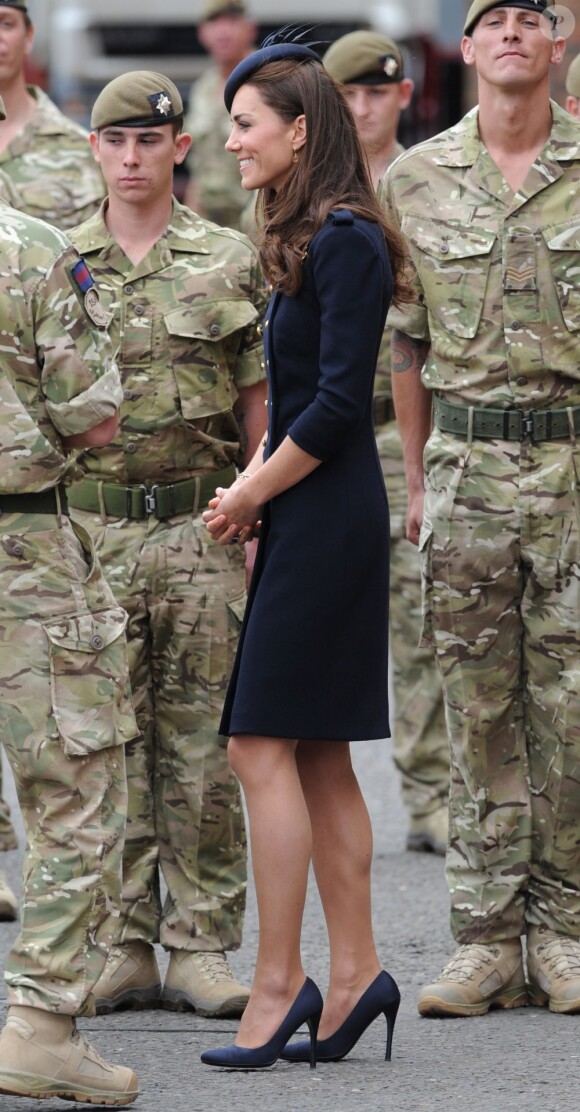 La duchesse de Cambridge Kate Middleton, très souriante aux côtés des soldats du 1er bataillon de la Irish Guards  dans l'enceinte du musée militaire Victoria Barracks le 25 juin 2011 à Londres 