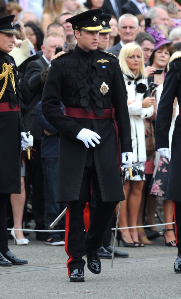 Le duc de Cambridge, le prince William souriant aux côtés des soldats du 1er bataillon de la Irish Guards  dans l'enceinte du musée militaire Victoria Barracksle 25 juin 2011 à Londres