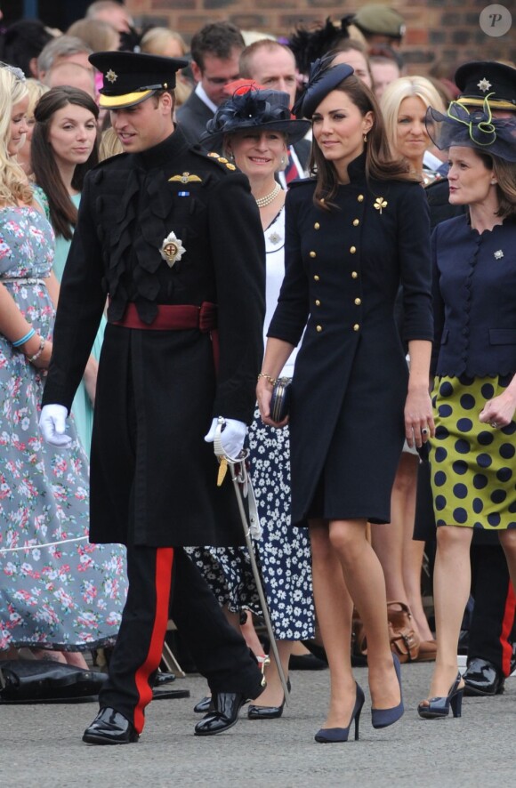 La duchesse de Cambridge Kate Middleton aux côtés des soldats du 1er bataillon de la Irish Guards  dans l'enceinte du musée militaire Victoria Barracksle 25 juin 2011 à Londres 