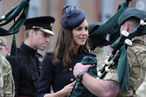 La duchesse de Cambridge, la princesse Kate Middleton aux côtés des soldats du 1er bataillon de la Irish Guards  dans l'enceinte du musée militaire Victoria Barracks le 25 juin 2011 à Londres