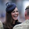 La duchesse de Cambridge Kate Middleton, épanouie, élégante et ravissante aux côtés des soldats du 1er bataillon de la Irish Guards  dans l'enceinte du musée militaire Victoria Barracks le 25 juin 2011 à Londres