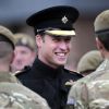 Le duc de Cambridge, le prince William souriant aux côtés des soldats du 1er bataillon de la Irish Guards  dans l'enceinte du musée militaire Victoria Barracksle 25 juin 2011 à Londres