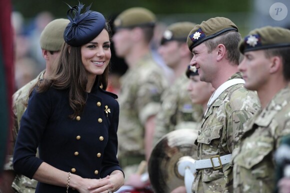 La duchesse de Cambridge, la princesse Kate Middleton aux côtés des soldats du 1er bataillon de la Irish Guards  dans l'enceinte du musée militaire Victoria Barracks le 25 juin 2011 à Londres