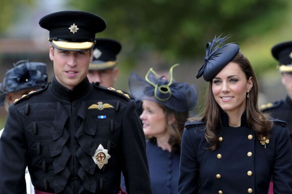 La duchesse de Cambridge Kate Middleton et son mari le prince William aux côtés des soldats du 1er bataillon de la Irish Guards dans l'enceinte du musée militaire Victoria Barracks le 25 juin 2011 à Londres