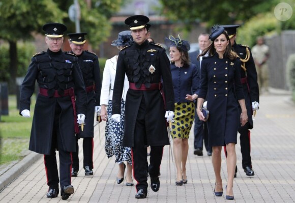 La duchesse de Cambridge Kate Middleton et son mari le prince William aux côtés des soldats du 1er bataillon de la Irish Guards dans l'enceinte du musée militaire Victoria Barracks le 25 juin 2011 à Londres