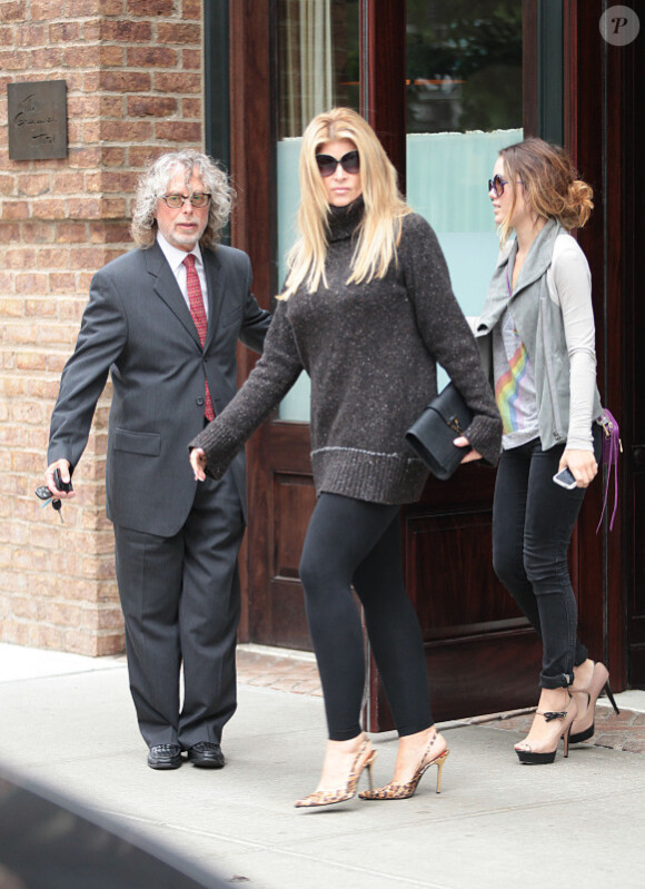 Kirstie Alley quitte son hôtel à New York dans le quartier de Tribeca le 24 juin 2011