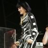 Jessie J et ses béquilles lors du Festival de Glastonbury, le 25 juin 2011.