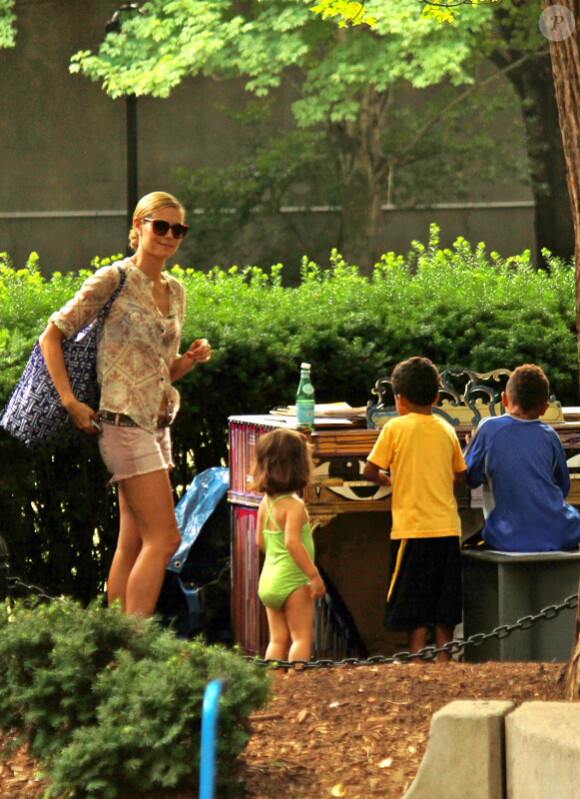 Heidi Klum surveille Henry et Johan au parc à New York le 25 juin 2011