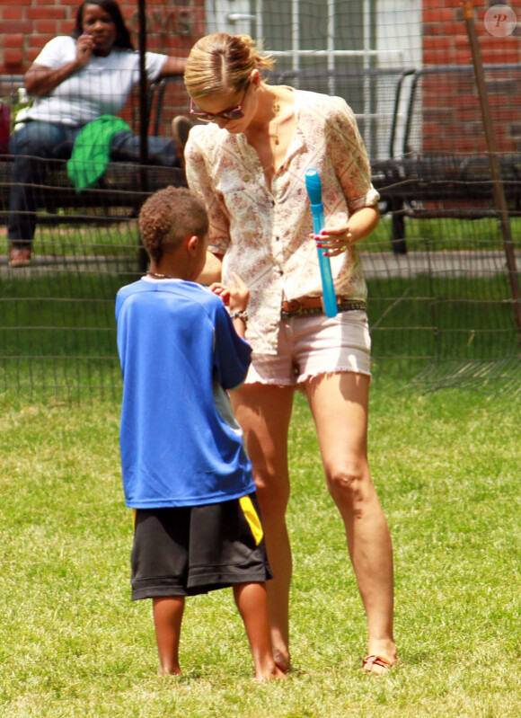 Heidi Klum tente d'apprendre à Henry comment faire des billes lors d'une après-midi passée au parc à New York le 25 juin 2011