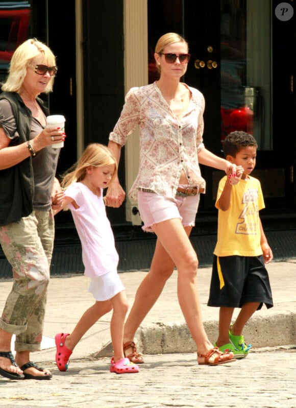 Heidi Klum, ses enfants Leni et Johan en compagnie de sa mère Erna Klum au parc à New York le 25 juin 2011