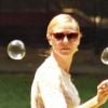 Heidi Klum s'amuse à faire des bulles en compagnie de ses enfants Leni, Henry et Johan au parc à New York le 25 juin 2011