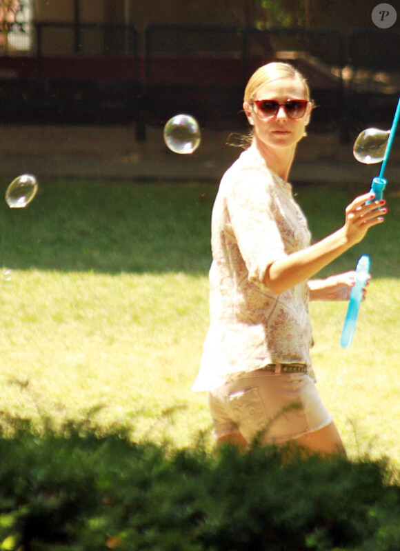 Heidi Klum s'amuse à faire des bulles en compagnie de ses enfants Leni, Henry et Johan au parc à New York le 25 juin 2011