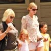 Heidi Klum accompagnée de ses enfants Leni, Henry et Johan et de sa mère Erna Klum en direction du parc à New York le 25 juin 2011