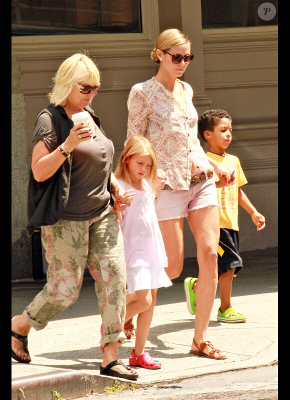 Heidi Klum accompagnée de ses enfants Leni, Henry et Johan et de sa mère Erna Klum en direction du parc à New York le 25 juin 2011