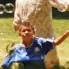 Henry n'en revient pas : sa maman Heidi Klum sait faire des bulles au parc à New York le 25 juin 2011