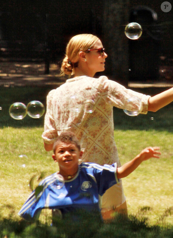 Henry n'en revient pas : sa maman Heidi Klum sait faire des bulles au parc à New York le 25 juin 2011