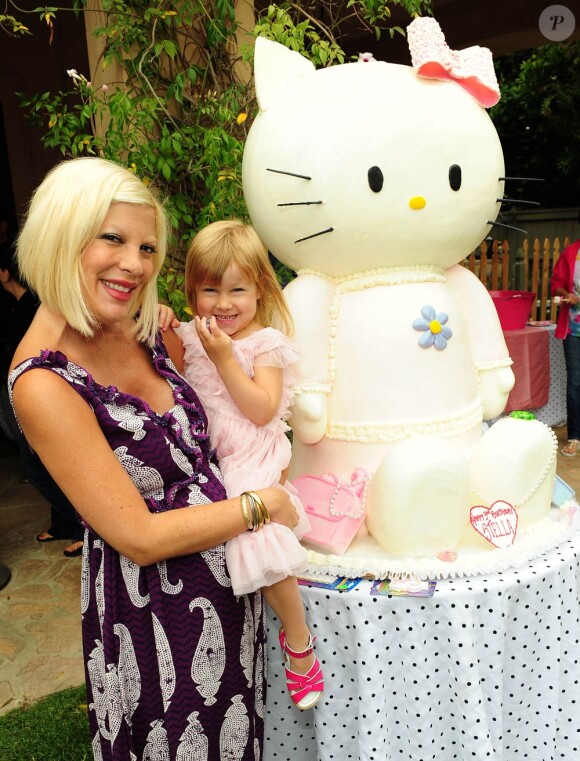 Tori Spelling et sa fille Stella, ainsi qu'une énorme peluche Hello Kitty lors de l'anniversaire de Stella, le 11 juin 2011 à Los Angeles.  