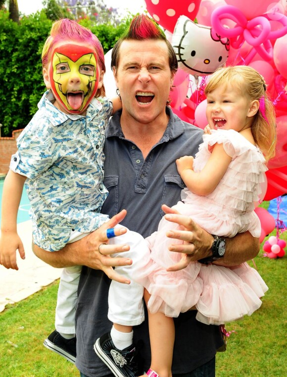 Dean McDermott et sa fille Stella lors des  trois ans de Stella le 11 juin à Los Angeles.