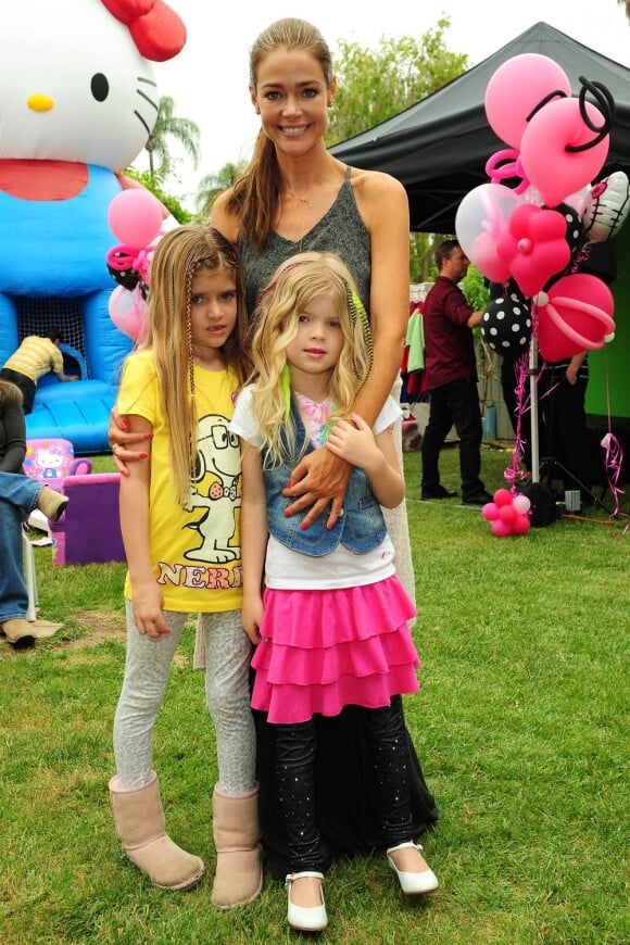 Denise Richards et ses filles Sami et Lola lors de la fête d'anniversaire spéciale Hello Kitty pour les trois ans de Stella Spelling à Los Angeles le 11 juin 2011. 