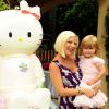 Tori Spelling et sa fille Stella entourées de Hello Kitty pour l'anniversaire de Stella, le 11 juin 2011 à Los Angeles. 
