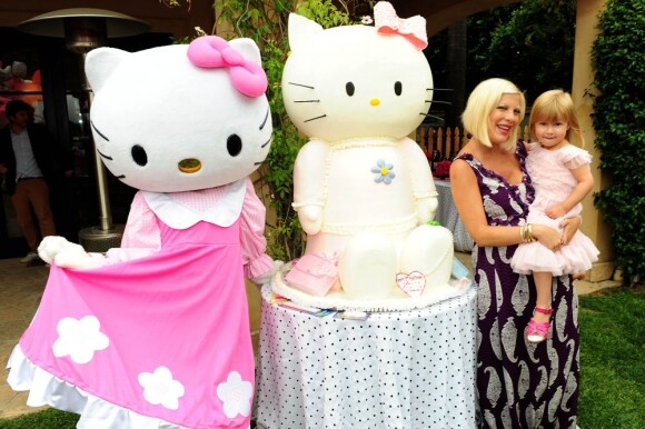 Tori Spelling et sa fille Stella entourées de Hello Kitty pour l'anniversaire de Stella, le 11 juin 2011 à Los Angeles. 