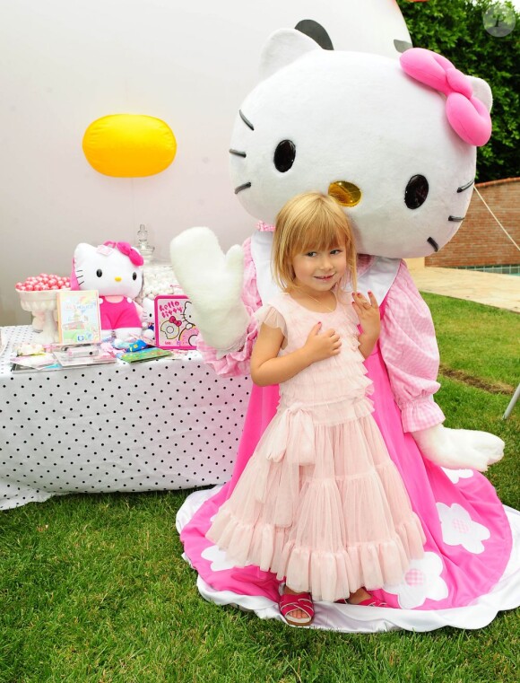 Stella Mc Dearmott et Hello Kitty lors de son anniversaire le 11 juin 2011 à Los Angeles. 