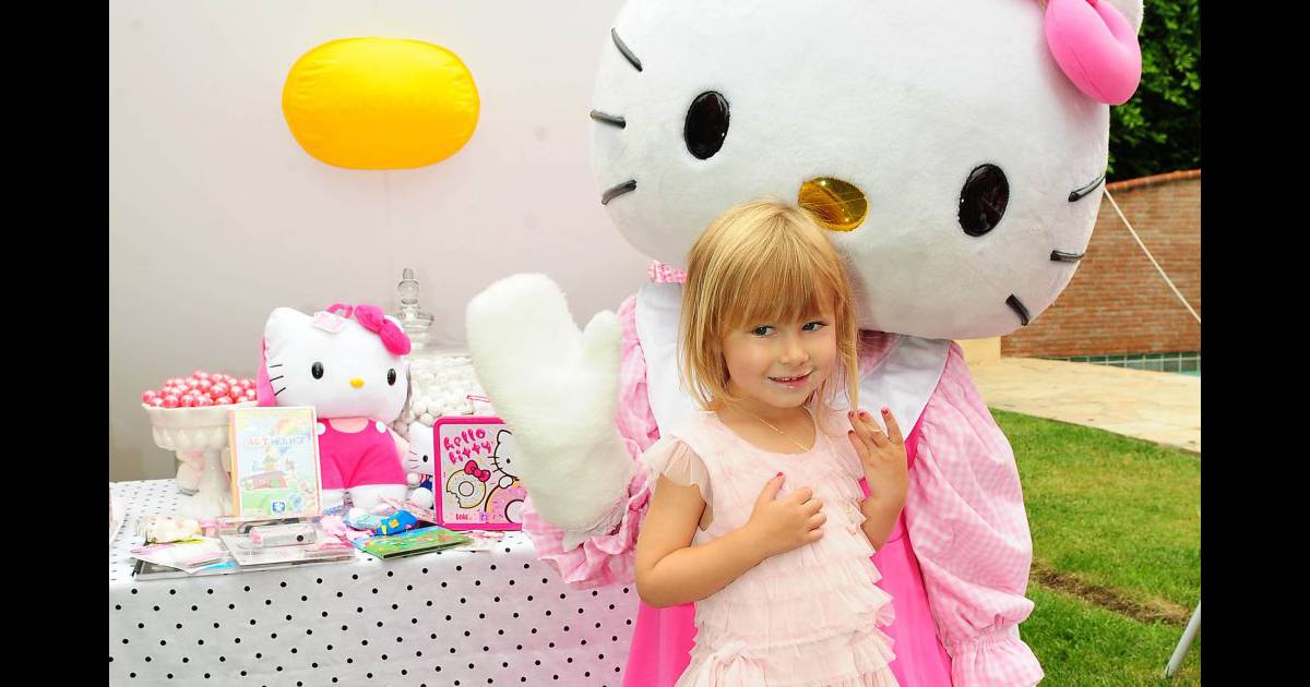 Stella Mc Dearmott et Hello  Kitty  lors de son anniversaire 