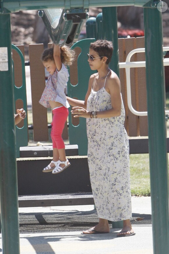 Halle Berry et sa Nalah s'éclatent au parc comme des petites folles ! Los Angeles, 27 juin 2011