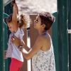 Halle Berry et sa charmante Nalah passent un bon moment au parc Los Angeles, 27 juin 2011