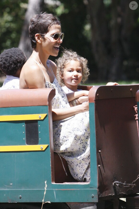 Halle Berry et sa charmante Nalah passent un moment complice et joyeux dans un parc à Los Angeles, 27 juin 2011