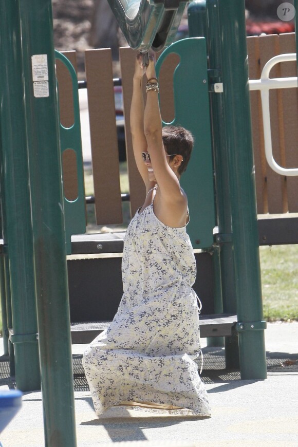 Halle Berry s'amuse comme une folle dans les jeux pour enfants. Los Angeles, 27 juin 2011