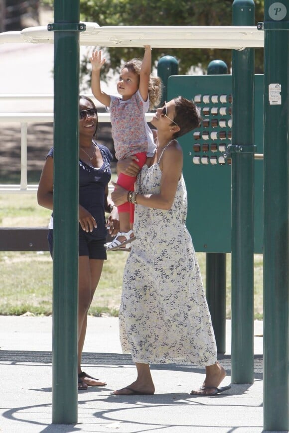 Halle Berry et sa charmante Nalah passent un bon moment au parc Los Angeles, 27 juin 2011
