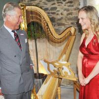Le prince Charles en pince pour sa nouvelle jolie harpiste