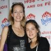 Gabrielle Lazure et sa fille Emma lors du 75e anniversaire de la célèbre boîte de nuit le Balajo à Paris le 27 juin 2011