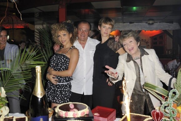 Ysa Ferrer, Lorie et Marthe Mercadier lors du 75e anniversaire de la célèbre boîte de nuit le Balajo à Paris le 27 juin 2011