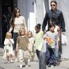 Angelina Jolie et Brad Pitt entourés de leurs enfants 