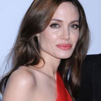 Angelina Jolie : A la plage en famille, elle choisit une tenue étonnante !
