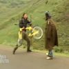 Enervé après sa chute douloureuse, Karim jette le vélo au-dessus de la falaise dans Pékin Express : la route des grands fauves diffusé le mercredi 29 juin 2011 à 20h45 sur M6