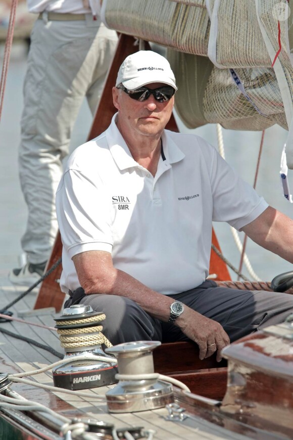 Le roi Harald V de Norvège à bord du Sira le 29 juin 2011 sur les côtes allemandes pour la semaine de régate Baltique Rolex.