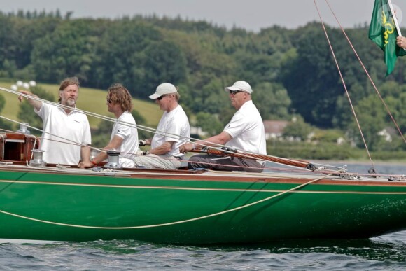 Le roi Harald V de Norvège à bord du Sira le 29 juin 2011 sur les côtes allemandes pour la semaine de régate Baltique Rolex.