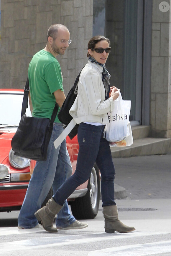 Telma Ortiz et son nouveau boyfriend dans les rues de Barcelone... Deux amoureux seuls au monde ! Juin 2011
