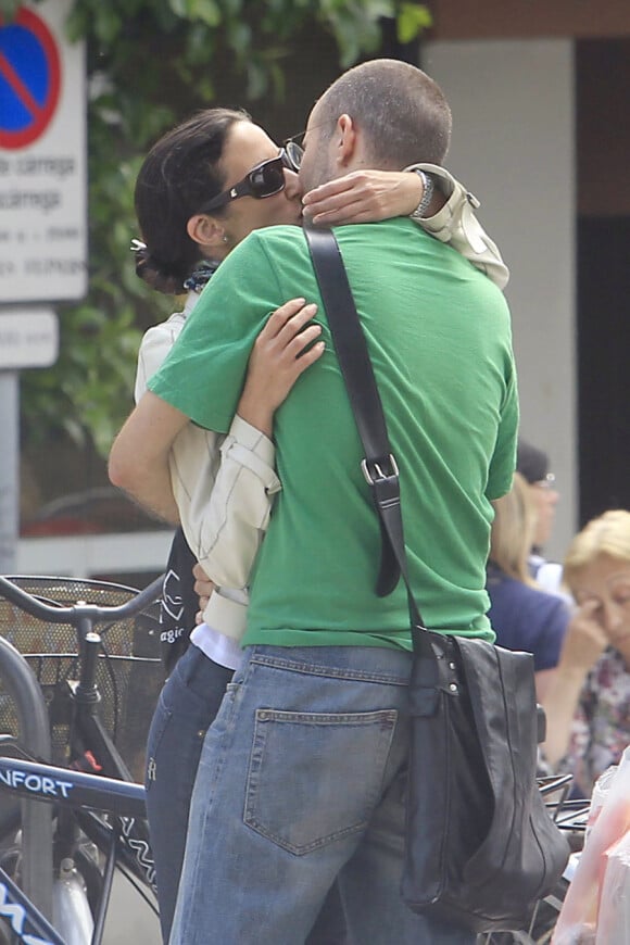 Telma Ortiz et son nouveau boyfriend dans les rues de Barcelone... Deux amoureux seuls au monde ! Juin 2011