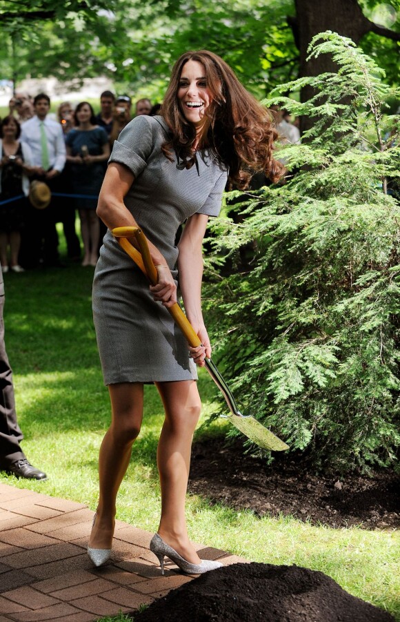 Catherine, duchesse de Cambridge, a respecté la tradition en plantant un arbre, symbole d'amour, à Ottawa, au Canada, le 2 juillet 2011