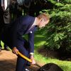 Le prince William a respecté la tradition en plantant un arbre, symbole d'amour, à Ottawa, au Canada, le 2 juillet 2011