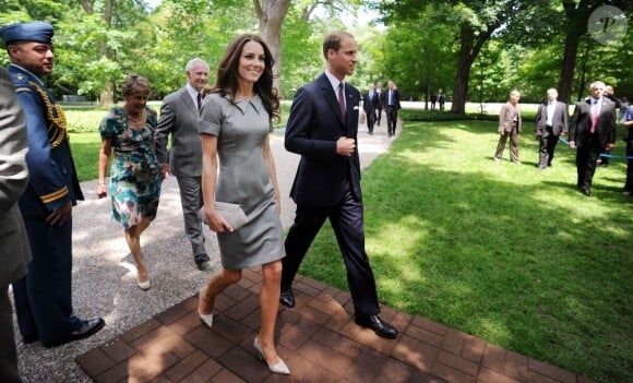 Le prince William et Catherine, duchesse de Cambridge, ont respecté la tradition en plantant un arbre, symbole d'amour, à Ottawa, au Canada, le 2 juillet 2011